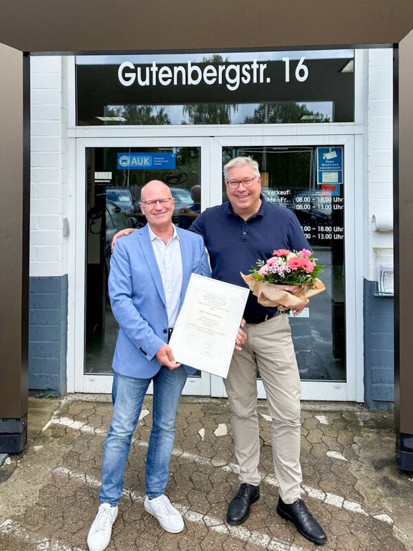 Autohaus-Geschäftsführer Andreas Ganzer überreichte ihm im Namen des Verbands eine Ehrenurkunde sowie eine Ehrennadel