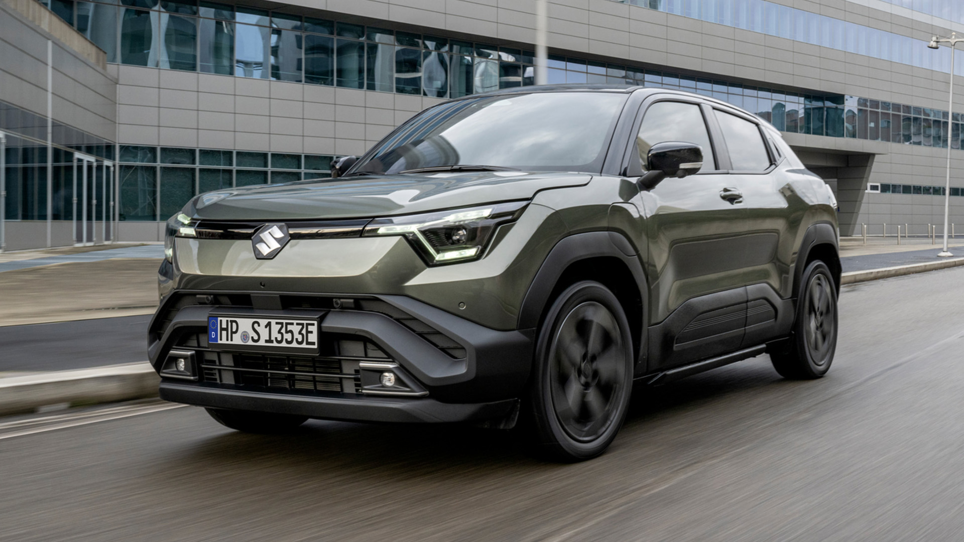 Foto eines olivgrünen Suzuki e VITARA auf der Straße